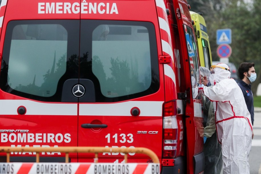 Z niedzielnego komunikatu resortu zdrowia Portugalii wynika, że na oddziałach intensywnej terapii przebywa obecnie rekordowa liczba pacjentów – 858 /TIAGO PETINGA /PAP/EPA