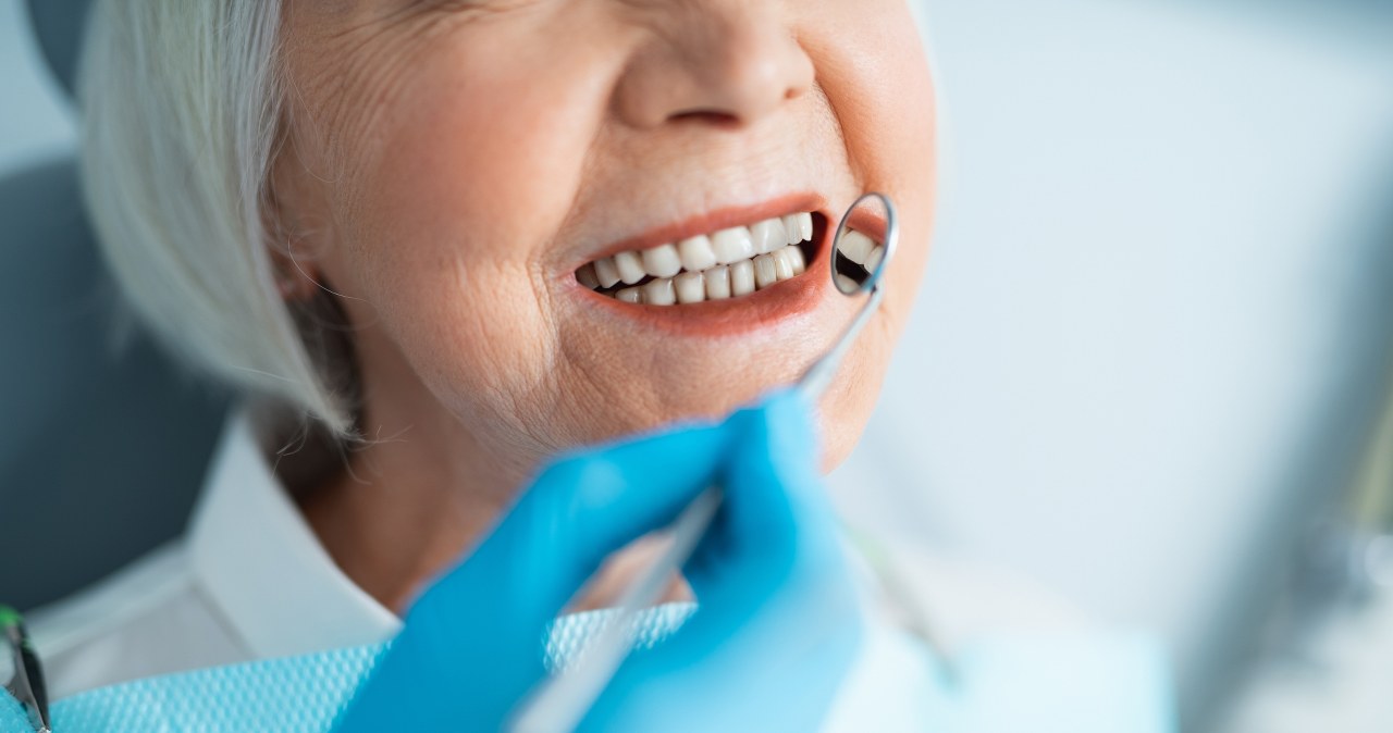 Z niektórych usług stomatologicznych na NFZ możesz skorzystać za darmo. Dotyczy to m.in. higienizacji jamy ustnej /123RF/PICSEL