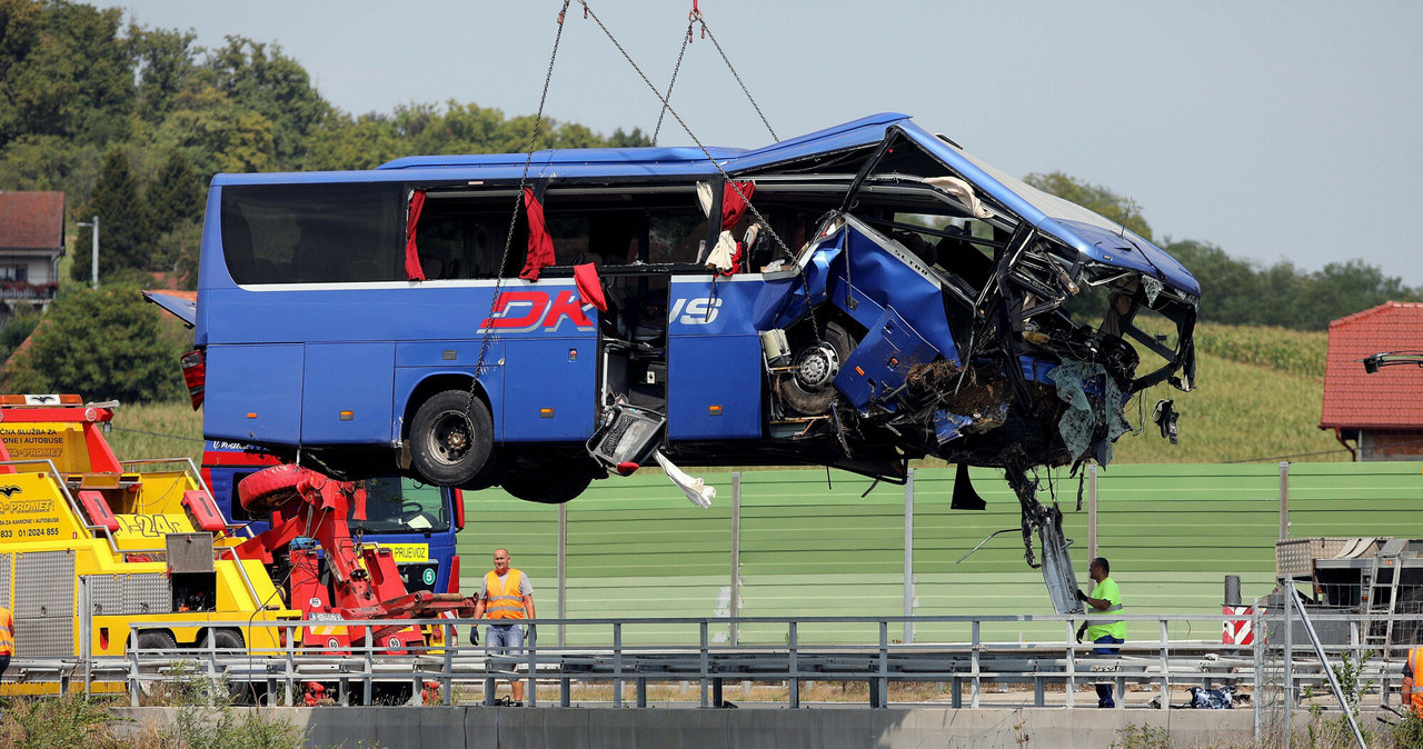 Z niewiadomych obecnie przyczyn autokar prowadzony przez 72-letniego kierowcę zjechał z autostrady i uderzył w przepust /CROPIX/SIPA /East News