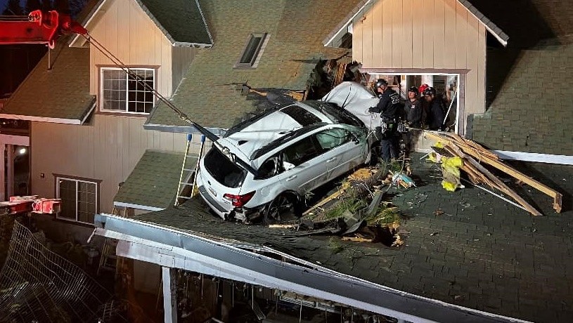 Z niewyjaśnionych przyczyn Subaru wylądowało na drugim piętrze domu /fot.facebook/CAL FIRE NEU /