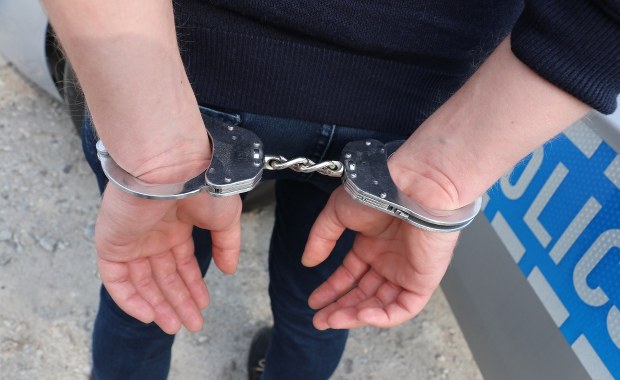 Z nożem i nogą od stołu. 50-latek zaatakował policjantów