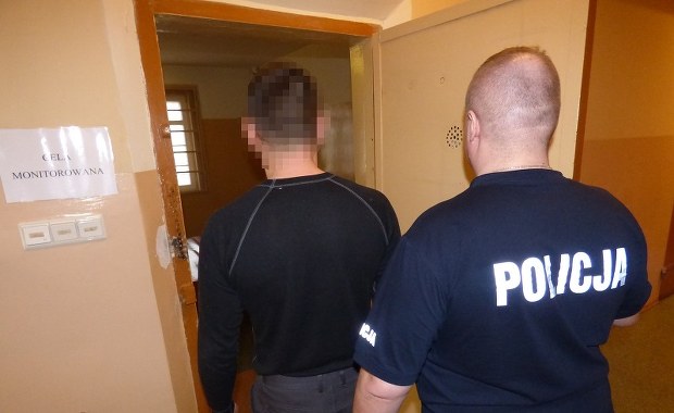 Z nożem w ręku groził burmistrzowi Łeby. 40-latek usłyszał zarzut