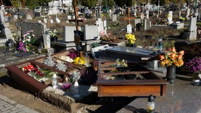 Z nudów poszli na cmentarz i zniszczyli 100 nagrobków