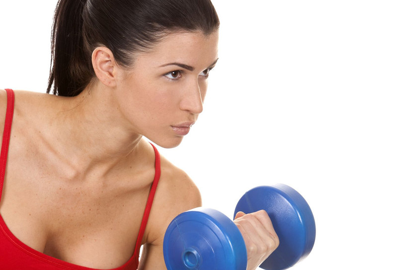 Z obawy przed zbytnim rozbudowaniem mięśni ramion wiele kobiet rezygnuje z ćwiczeń na te partie ciała /123RF/PICSEL