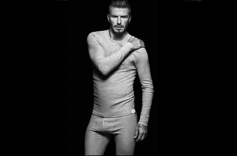 Z obciachowym wizerunkiem kalesonów chcą walczyć najwięksi producenci. Powyżej: David Beckham reklamujący je dla H&M /East News