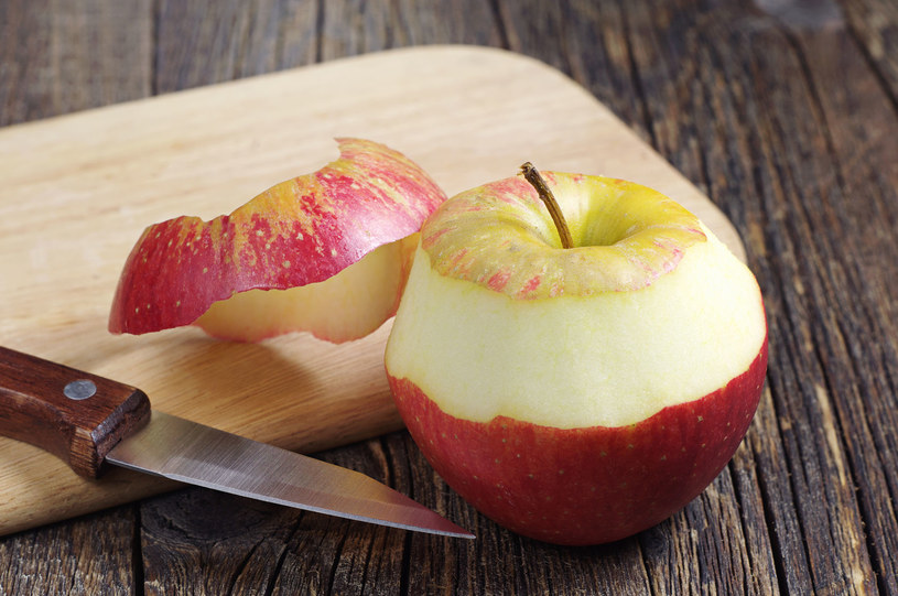 Z obierek z jabłek przygotujesz m.in. ocet na zgagę /123RF/PICSEL