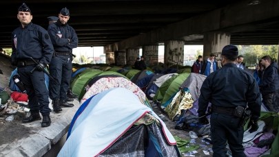 Z obozowiska migrantów w Paryżu ewakuowano około tysiąca ludzi