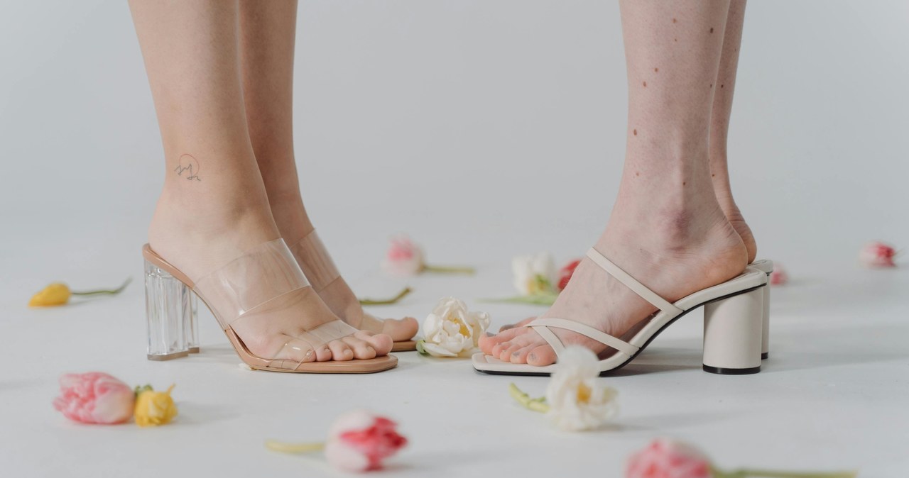 Z odpowiednią pielęgnacją stóp założysz sandały bez wstydu / cottonbro studio /pexels.com