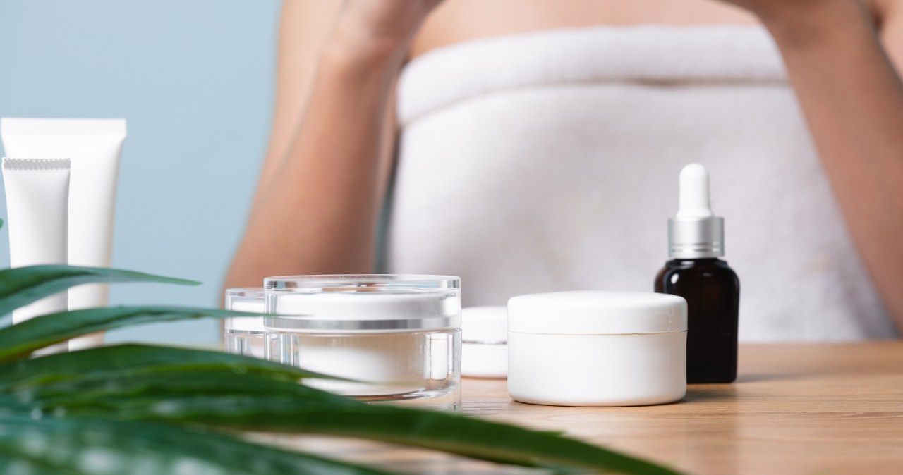 Z odpowiednim planem można połączyć w pielęgnacji kwasy, retinol i witaminę C /123RF/PICSEL                 /123RF/PICSEL