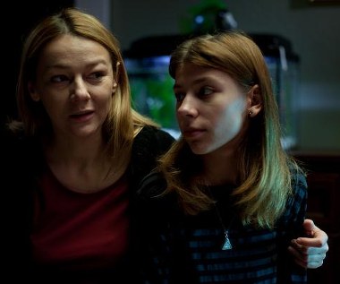 Z ofiary staje się katem dla swoich dawnych koleżanek kasjerek. Praca pochłania ją tak całkowicie, że nie zauważa iż Misia pogrąża się w uzależnieniu od gier komputerowych.