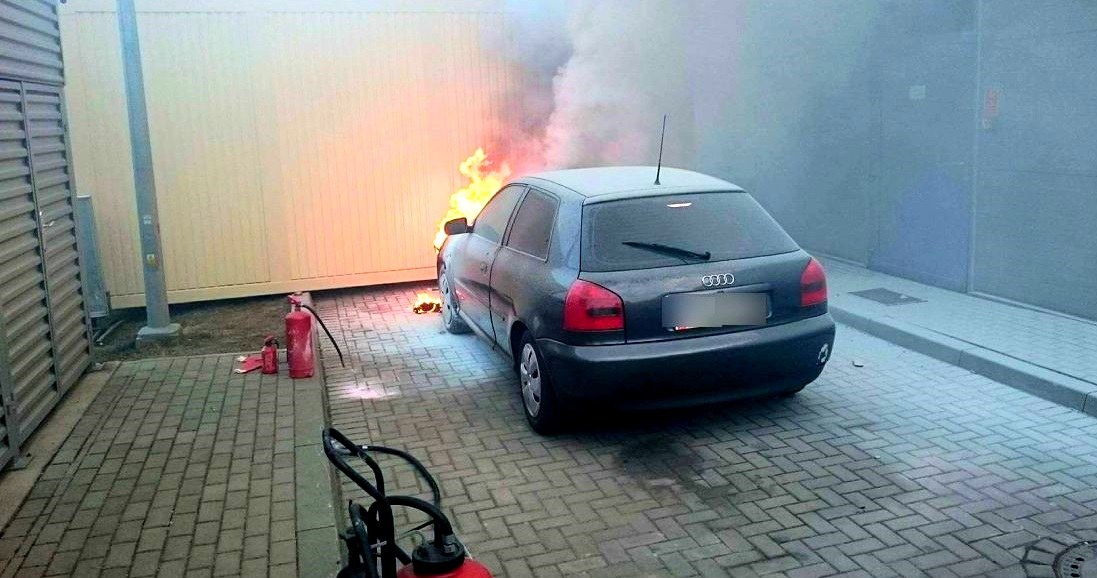 Z ogniem nie radziły sobie nawet duże gaśnice ze stacji benzynowej /Policja