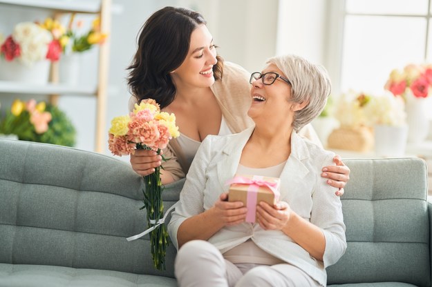 Z okazji Dnia Matki warto wręczyć mamie drobny upominek /Shutterstock