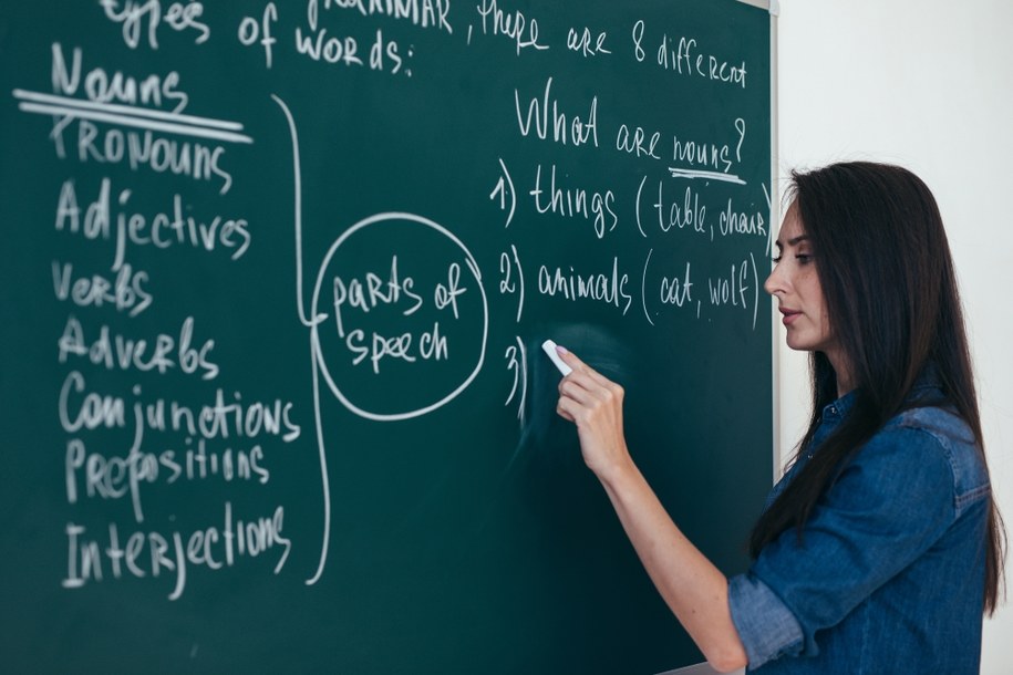 Z okazji Dnia Nauczyciela uczniowie wręczają pracownikom oświaty najczęściej kwiaty, ale pojawiają się również inne prezenty. /Shutterstock