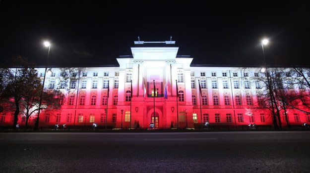 Z okazji Święta Niepodległości gmach kancelarii premiera w Warszawie został oświetlony kolorami flagi narodowej /Leszek Szymański /PAP