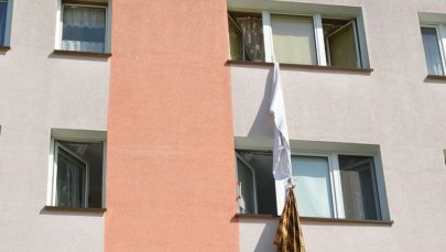 Z okna spuścił związane prześcieradła. Chciał uciec policjantom