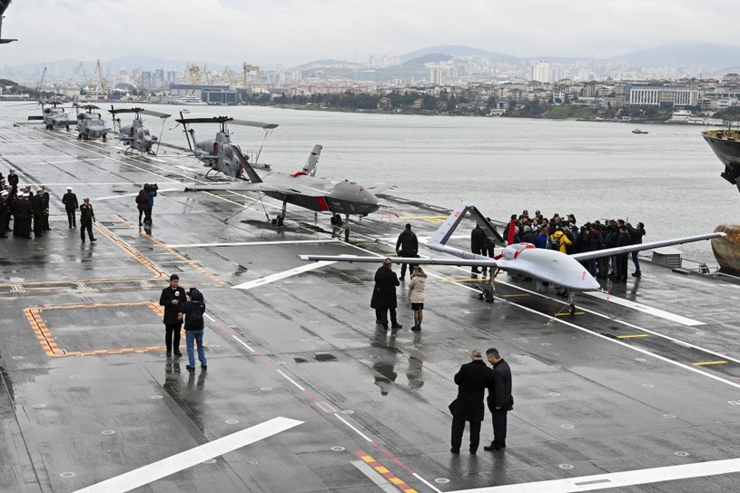 Z okrętu  będą mogły startować zarówno helikoptery, jak i bojowe drony /Serhat Cagdas/Anadolu Agency via Getty Images /Getty Images