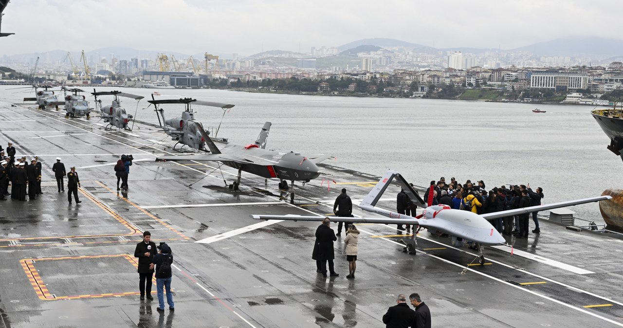 Z okrętu  będą mogły startować zarówno helikoptery, jak i bojowe drony /Serhat Cagdas/Anadolu Agency via Getty Images /Getty Images