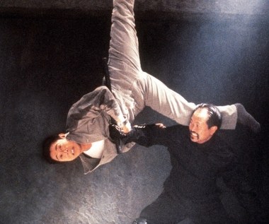 Z operatorem "Zabójczej broni 4" - Andrzejem Bartkowiakiem, Li spotkał się na planie jego reżyserskiego projektu "Romeo musi umrzeć".

Aktor opisywał "Romeo musi umrzeć" jako “zwyczajnego Romeo i Julię". "Z tą różnicą, że tutaj dochodzi do konfliktu rodów afroamerykańskich i chińskich. W moich wcześniejszych filmach zawsze na pierwszym miejscu stawiałem interesującą fabułę. Dzięki temu sceny walk są bardziej na miejscu. Ten film ma ciekawy scenariusz, a sceny walk są tego naturalną konsekwencją” - mówił aktor.

Przed rozpoczęciem produkcji, Li wraz z zespołem innych znawców wschodnich sztuk walk przez kilka tygodni tworzył choreografię i opracowywał skomplikowane sceny. “Sceny walk wykreowane zostały przez Jeta i Coreya Yuen, reżysera, mistrza choreografii i weterana kina z Hong Kongu. Wykorzystaliśmy w 'Romeo Musi Umrzeć' efekty "zawisania w powietrzu" pierwszy raz pokazane w kultowym 'Matrixie'”.