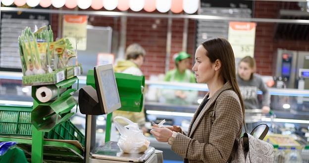 Z opłaty zwolnione są bardzo lekkie torby na zakupy z tworzywa sztucznego /&copy;123RF/PICSEL