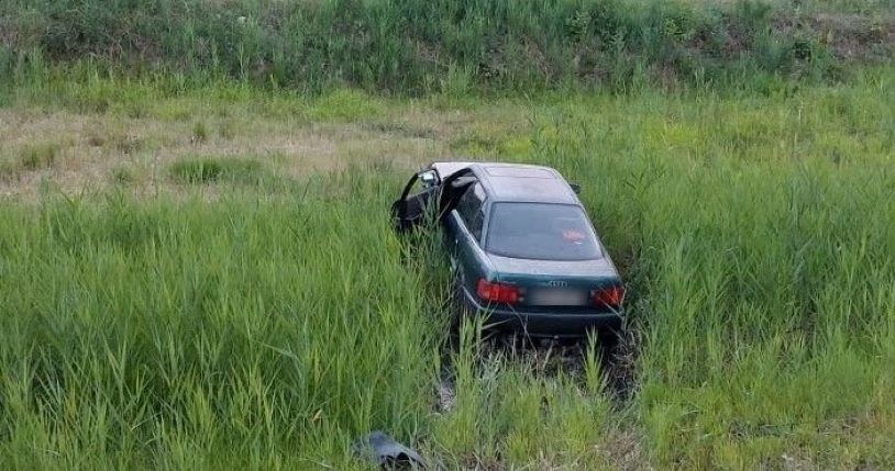 Z otrzymanego zgłoszenia wynikało, że w Pogórzynie ktoś wjechał samochodem do osuszonego stawu. /Policja Dolnośląska /