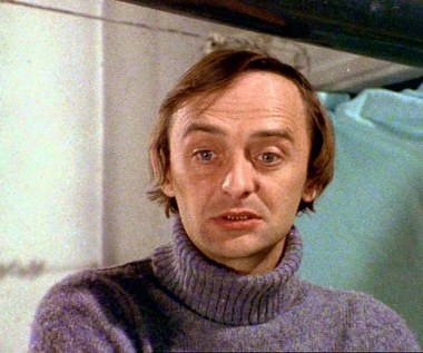 Z pana Manca (Jerzy Bończak, którego syn Piotr w 2003 r. założył na Ursynowie bar Alternatywy) był genialny naukowiec. Czy jednak zauważyliście, że miał kłopot z imieniem? W napisach końcowych przy nazwisku Jerzego Bończaka widnieje imię - Marek, tymczasem na tablicy na klatce schodowej czytamy: Krzysz. Manc. To jak, Marek, Krzysztof czy jeszcze inaczej?