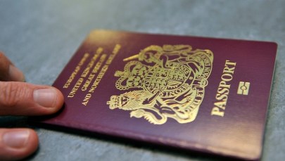 Z paszportem dziewczyny poleciał z Londynu do Berlina. Bez przeszkód wszedł do samolotu