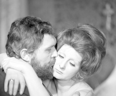 Z pewnością najbardziej znaną filmową kreacją Jerzego Bińczyckiego jest rola Bogumiła Niechcica w "Nocach i dniach" (1975), zrealizowanej przez Jerzego Antczaka ekranizacji prozy Marii Dąbrowskiej. Reżyser długo nie mógł zdecydować, komu powierzyć rolę Niechcica.
"Basia Ptak, kostiumolog, powiedziała mi, że zna aktora, który ma dwa metry wzrostu, okrągłą twarz i nazywa się Bińczycki. Pojechałem do Krakowa, obejrzałem spektakl, w którym grał i zaprosiłem go na kolację. Nie chciał się zgodzić. Ostatecznie dał się przekonać" - wspominał po latach Antczak.
"Lubię Bogumiła, ale wierzę, że ta najważniejsza rola jeszcze przede mną" - mówił w wywiadach aktor.
W 1977 roku obraz był nominowany do Oscara w kategorii najlepszy film nieanglojęzyczny.
Na zdjęciu: Jerzy Bińczycki i Jadwiga Barańska w serialu "Noce i dnie" 