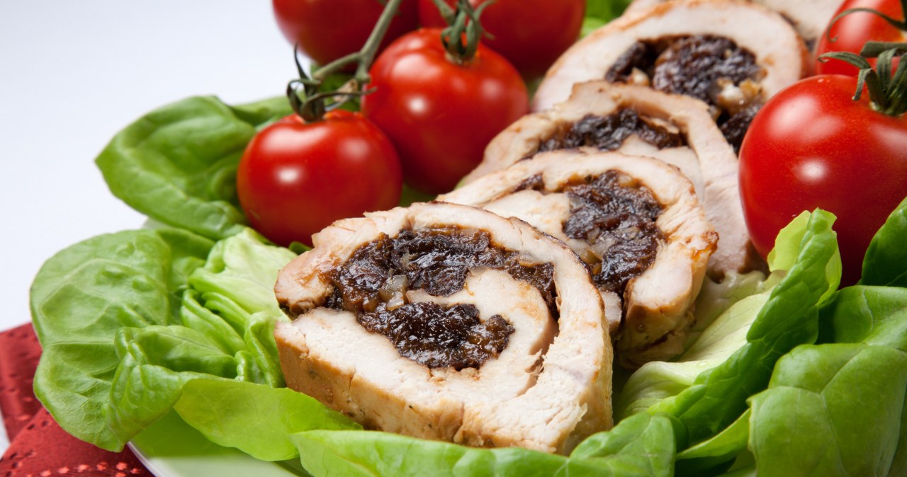 Z piersi indyka można przygotować pyszną roladę z dodatkiem suszonych śliwek /evgenyb /123RF/PICSEL