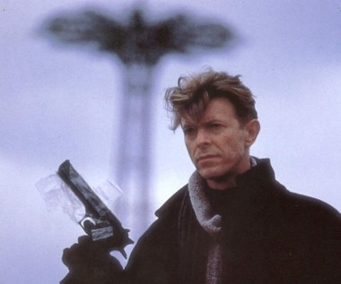 Z pistoletem w dłoni Bowiego oglądaliśmy w kryminalnej komedii  "The Linguini Incident" (1991). Wcielił się w niej w brytyjskiego barmana w Nowym Jorku, który wspólnie z zaprzyjaźnioną kelnerką postanawia urządzić napad na modną restaurację na Manhattanie.