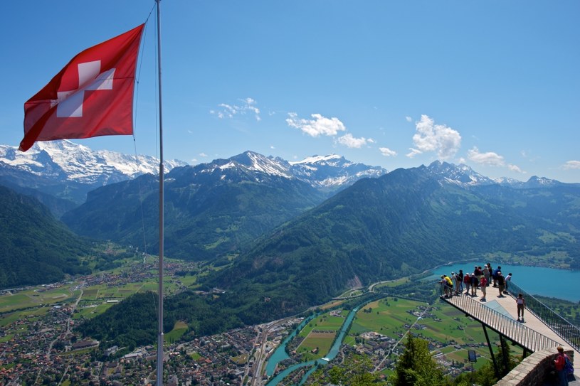 Z platform widokowych można podziwiać wspaniałe alpejskie panoramy /Switzerland Tourism