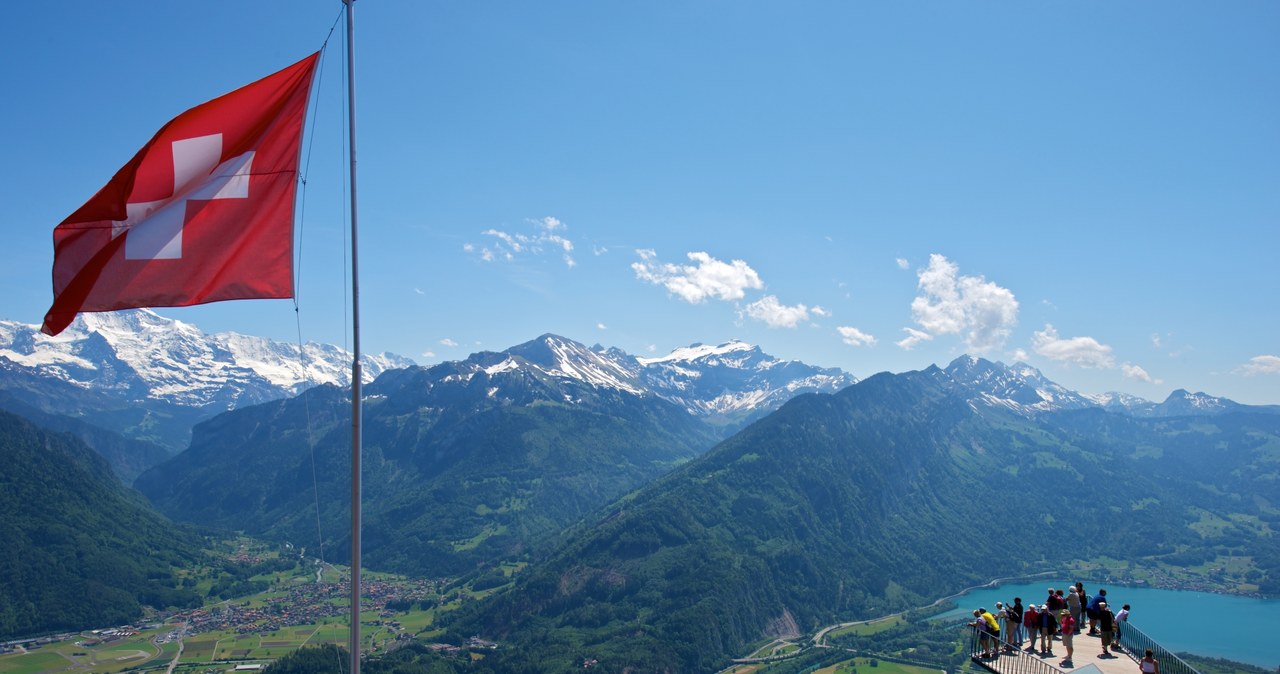 Z platform widokowych można podziwiać wspaniałe alpejskie panoramy /Switzerland Tourism