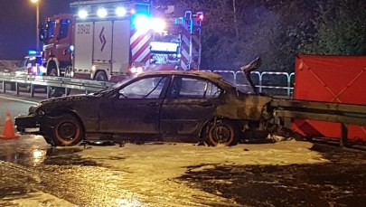 Z płonącego auta uciekło 7 osób. Jadący w bagażniku pasażer nie zdążył