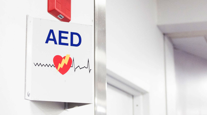 Z podobnego dofinansowania skorzystała firma HS Medical, która opracowała model systemu do przechowywania i zabezpieczenia defibrylatorów AED ratujących ludzkie życie /123RF/PICSEL