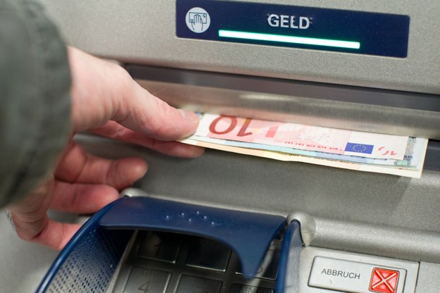 Z polskich bankomatów również będzie można wybierać euro /FRISO GENTSCH /PAP