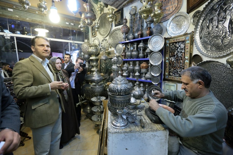 Z polskimi przedsiębiorcami do Iranu poleciał minister spraw zagranicznych Radosław Sikorski. Na zdjęciu: podczas spaceru po Isfahanie /Paweł Supernak  /PAP