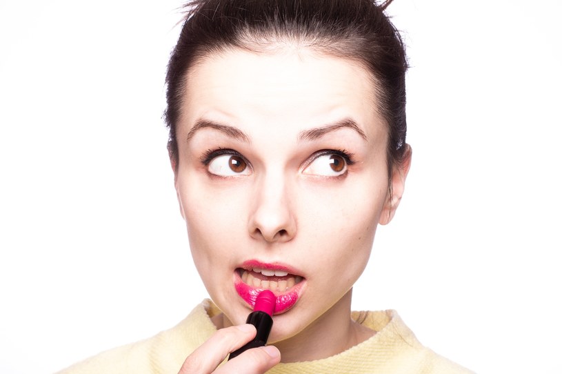Z pomocą makijażu można optycznie powiększyć usta /123RF/PICSEL