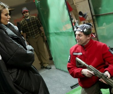 Z pomocą profesjonalnych instruktorów, rozpoczynająca swoją aktorską karierę popularna piosenkarka, sięgnęła po broń wysokiego kalibru.