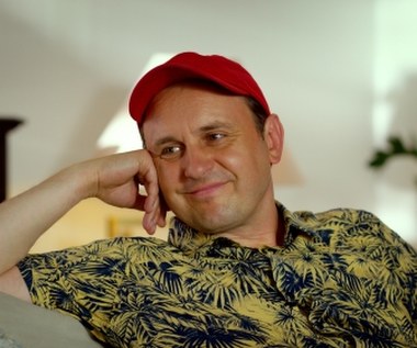 Z pomocą przychodzi mu dawny znajomy – Staszek (Adam Woronowicz). Wspólnie wyruszają w podróż, która nie może skończyć się dobrze. 