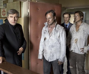 Z postawą Józefa solidaryzuje się miejscowy proboszcz (Jerzy Radziwiłowicz). "Ludzie krzywo na to patrzą, ale ja myślę, że on robi to, co mu Pan Bóg każe" - komentuje działania Kaliny ksiądz - fot. Apple Film Production/Marcin Makowski, dystr. Monolith Films