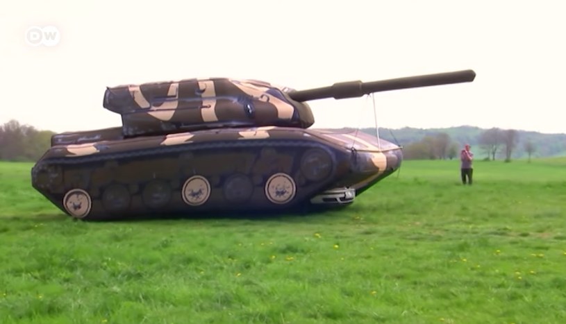Z powietrza dmuchane czołgi mogą być nie do odróżnienia od oryginału /Czechy: Armia – widmo /YouTube