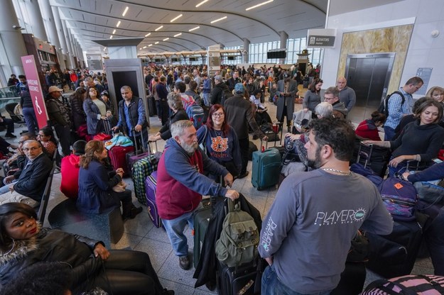 Z powodu awarii energetycznej na lotnisku w Atlancie tysiące pasażerów utknęły w terminalach, a setki w samolotach na płycie lotniska /ERIK S. LESSER /PAP/EPA