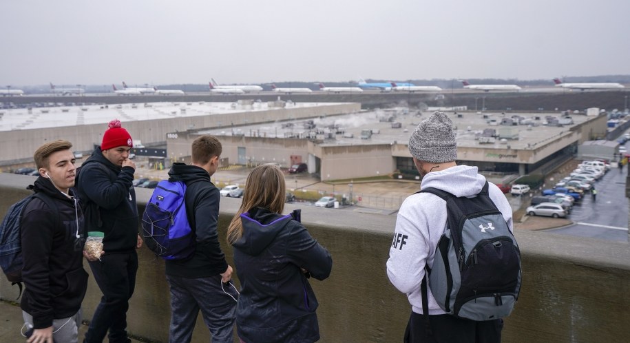 Z powodu awarii energetycznej na lotnisku w Atlancie tysiące pasażerów utknęły w terminalach, a setki w samolotach na płycie lotniska /ERIK S. LESSER /PAP/EPA