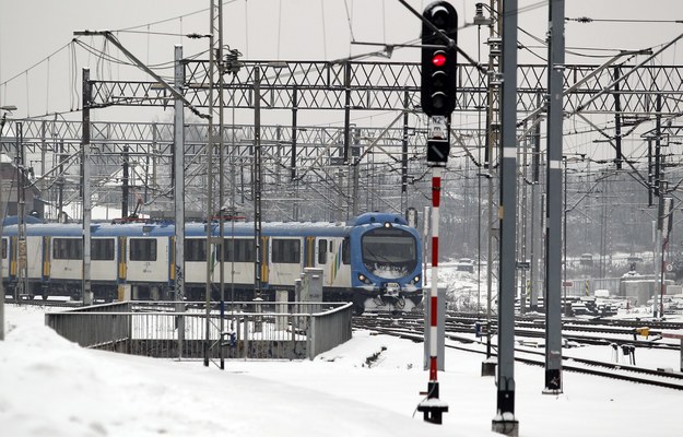 Z powodu awarii trakcji na torach w okolicach Kalisza utknęło kilkanaście pociągów /Andrzej Grygiel /PAP