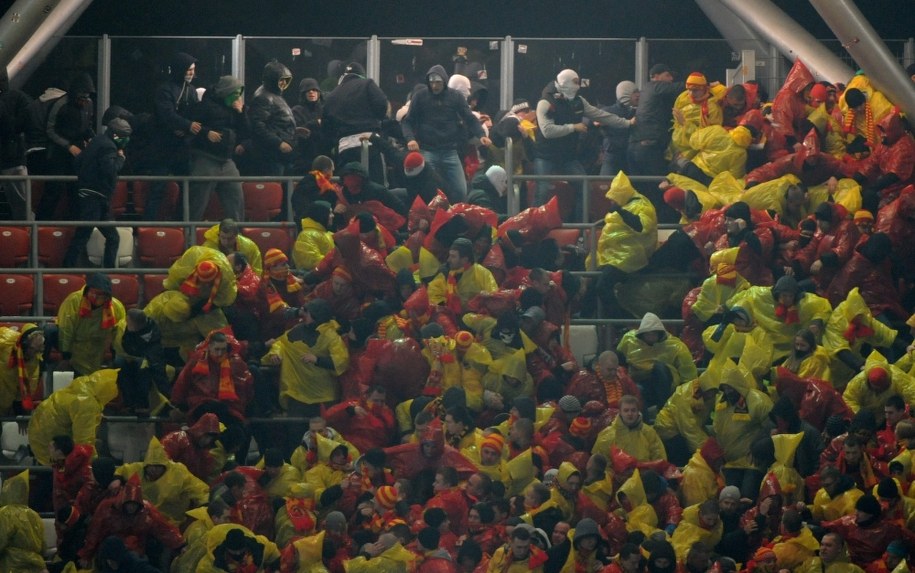 Z powodu bijatyki mecz został przerwany po 45 minutach /Bartłomiej Zborowski /PAP