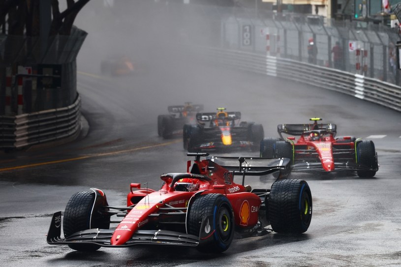 Z powodu deszczu wyścig został opóźniony o godzinę /Getty Images
