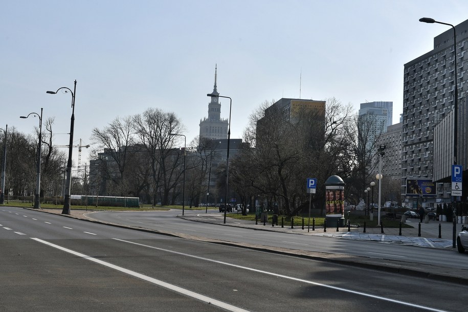 Z powodu koronawirusa w Warszawie natężenie ruchu jest mniejsze /Andrzej Lange /PAP