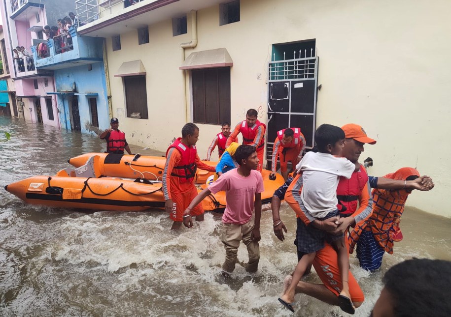 Z powodu niekorzystnych prognoz meteorologicznych stanowe władze zamknęły szkoły i zakazały wszelkich zgromadzeń religijnych oraz ruchu turystycznego /NATIONAL DISASTER RESPONSE FORCE / HANDOUT /PAP/EPA