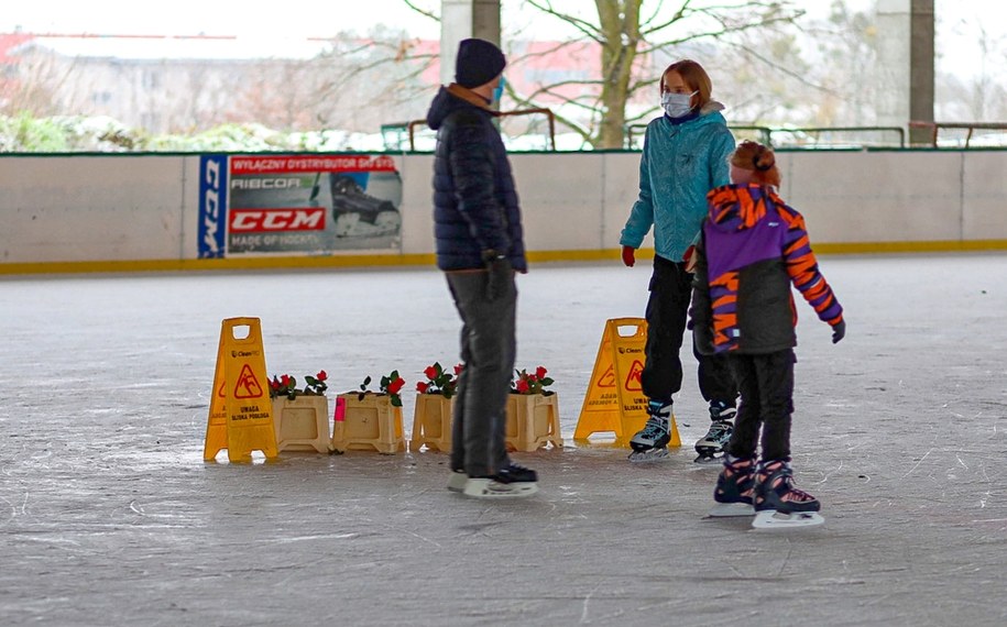 Z powodu obostrzeń lodowisko na osiedlu Majowym w Szczecinie otworzyło kwiaciarnię na lodzie / 	Marcin Bielecki    /PAP