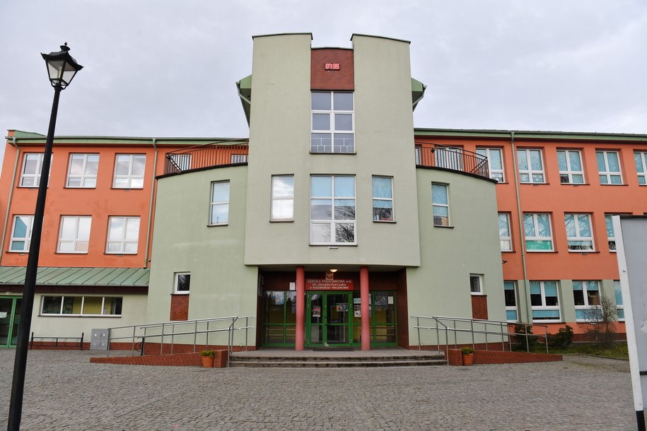 Z powodu podejrzenia koronawirusa dyrektor zdecydował o zamknięciu Szkoły Podstawowej nr 6 / 	Marcin Bielecki    /PAP