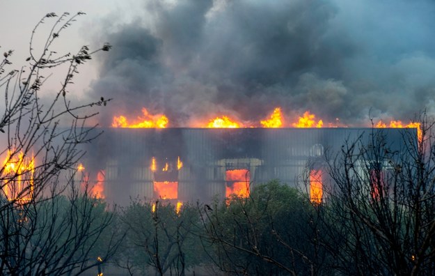 Z powodu pożarów konieczna była ewakuacja turystów m.in. na Rodos /KONOMOU VASSILIS /PAP/EPA
